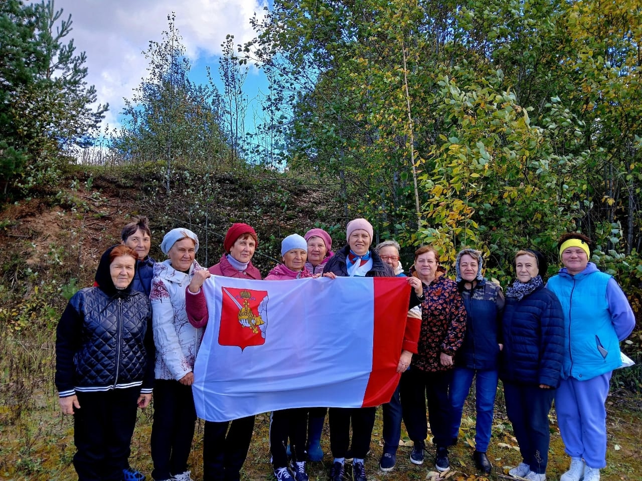 Рассыпав золото по кронам, вино разбрызгав по листве приходит осень в сентябре.